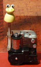 Figuren" f�r SANKYO 18-Ton-Laufwerk mit Feder "Frosch"