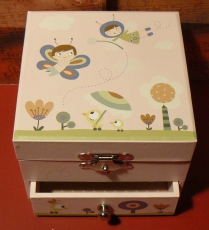 Trousselier-Spieluhr W�rfel S20598 - "Ninon fliegt mit dem Schmetterling"