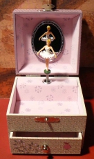 Trousselier Spieluhr W�rfel S20602 - "M�dchen auf Schaf"