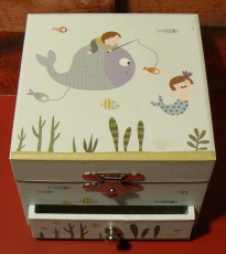 Trousselier-Spieluhr W�rfel S20598 - "Ninon schwimmt mit dem Fisch"