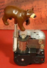 "Figuren" f�r SANKYO 18-Ton-Laufwerk mit Feder "M�rchen-B�r"