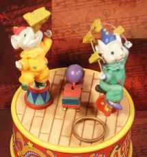 ENESCO Spieluhr "A Cheese Ring Circus"