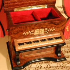 DEICHERT Spieluhr 103.010 - "Klavier mit Intarsien Kompakt"