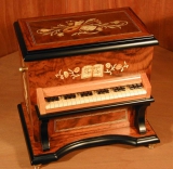 DEICHERT Spieluhr 103.000 - Klavier mit Intarsien XL