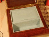 DEICHERT Spieluhr 49 RO TR - Holzschatulle mit Intarsien Trauben rot